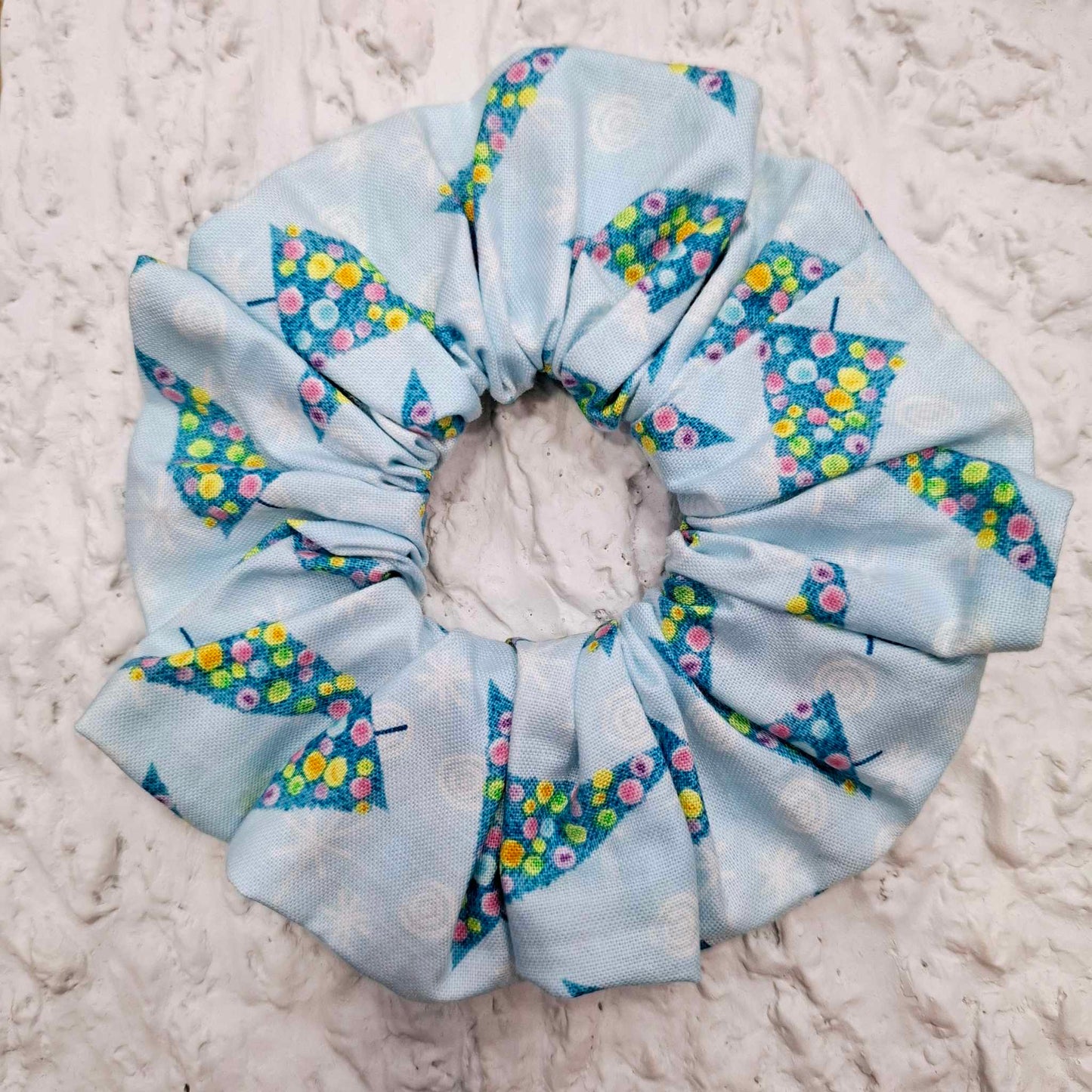 Χριστουγεννιάτικο γαλάζιο scrunchie με δεντράκια.