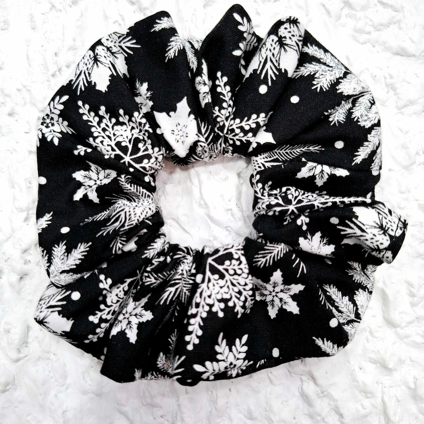 Χριστουγεννιάτικο μαύρο scrunchie με χιονονιφάδες