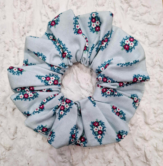 Χριστουγεννιάτικο γαλάζιο scrunchie με δεντράκια