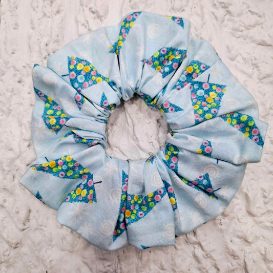 Χριστουγεννιάτικο γαλάζιο scrunchie με δεντράκια.