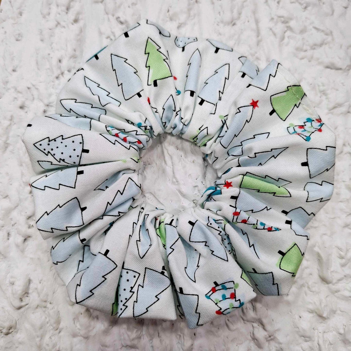 Χριστουγεννιάτικο λευκό scrunchie με δεντράκια.