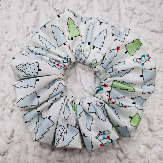Χριστουγεννιάτικο λευκό scrunchie με δεντράκια.