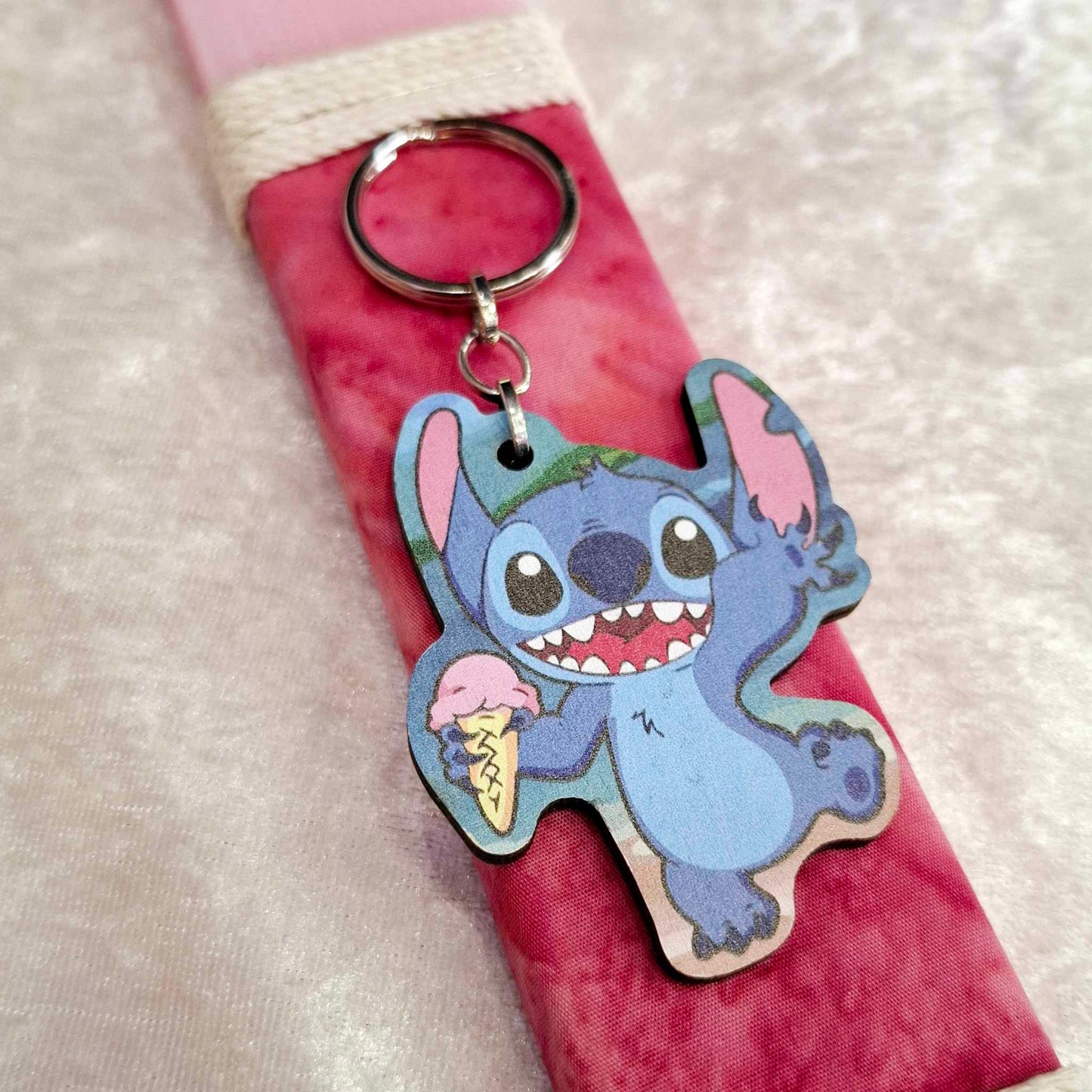 Ροζ αρωματική λαμπάδα Stitch